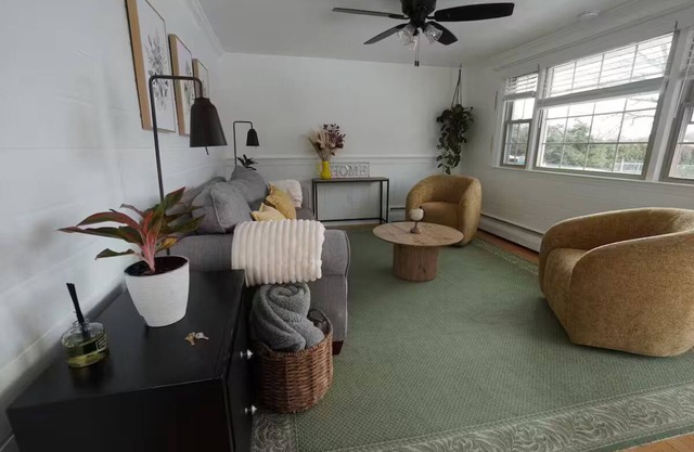 Clean, Bright & Private WHOLE HOUSE 4 YOU. 7 Beds