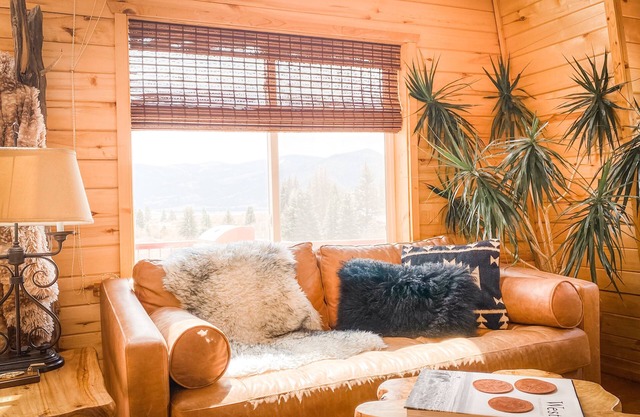 Clean cabin amid Nat Forest with private creek access, Wi-Fi, and pet friendly!