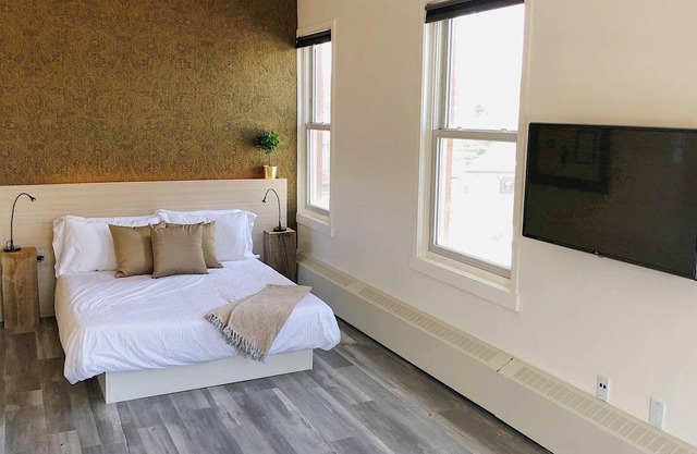 Clean, Central Plush Sanctuary in Highlands