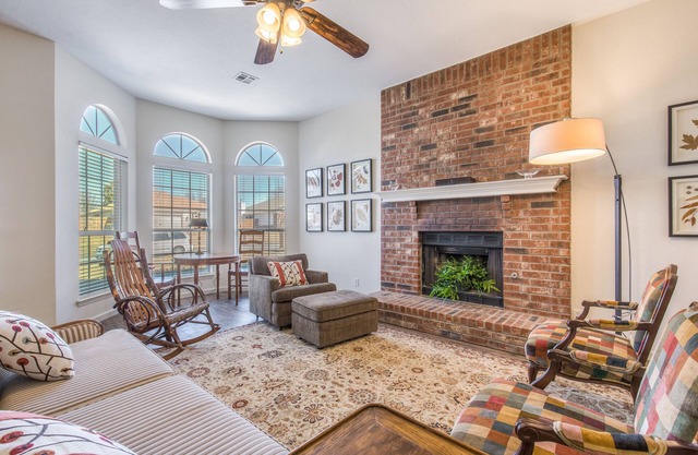 Clean clean clean, full kitchen, play area, quiet 3/2 - near Antiques & aquarium