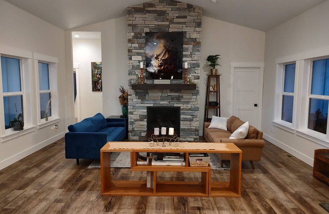 Clean, comfortable house in rural setting. Stocked kitchen. Close to Silverwood.