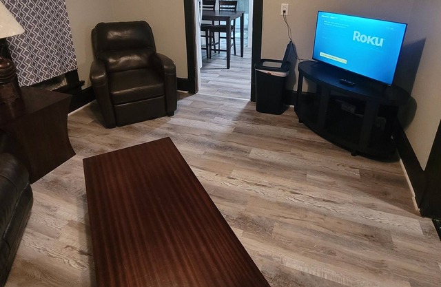 Clean & Comfortable - Lincoln St Upper Apt - Walk to the Beach and Downtown!