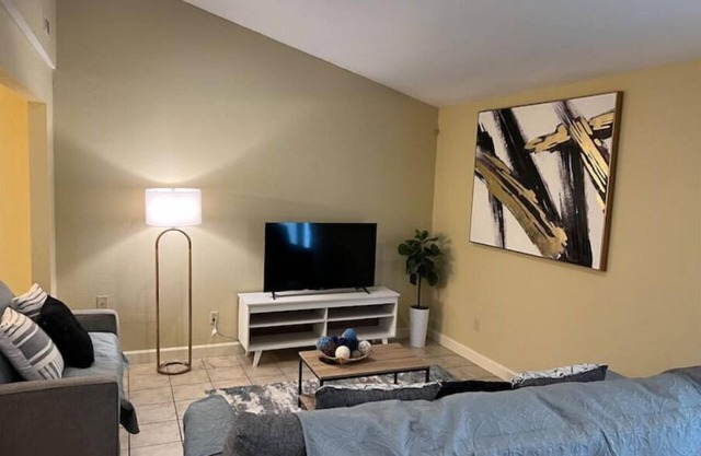 Clean & Comfy 3 BR 2 Bath Townhouse W/ Amenities