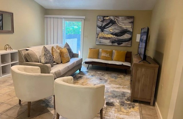 Clean & Comfy 3 BR 2 Bath Townhouse 4 Queen beds