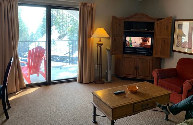 Clean Condo on beautiful Lake Okanagan Resort