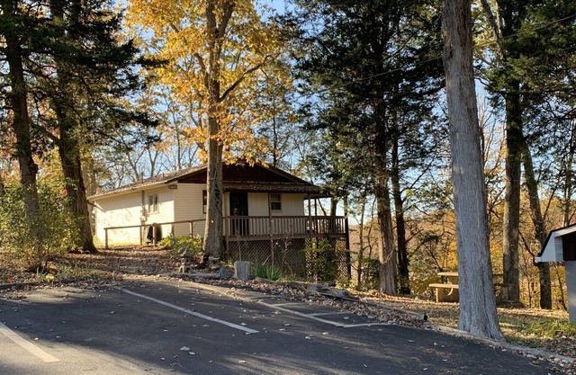 Clean, cozy 2 BR 1 BA house with deck, lake view, lake access, minutes to LCRH