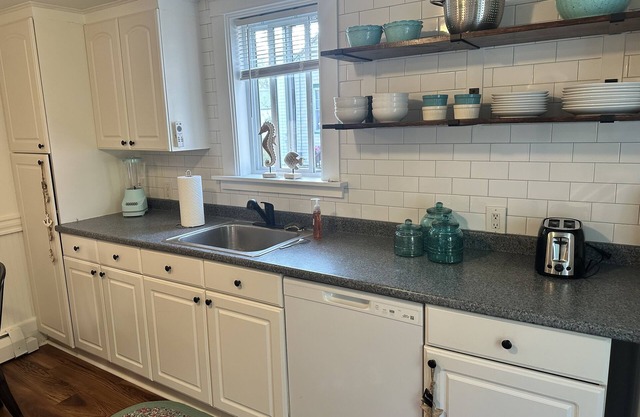 Clean cozy cottage 1 mile from beach.