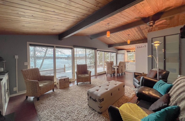 Clean, Cozy & Comfortable Lakefront Retreat