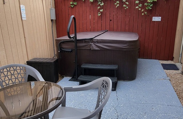 Newly Remodeled! - HOT TUB Hideaway!