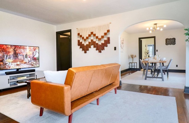 Clean, cozy house 2 min from Casino/DT + King beds