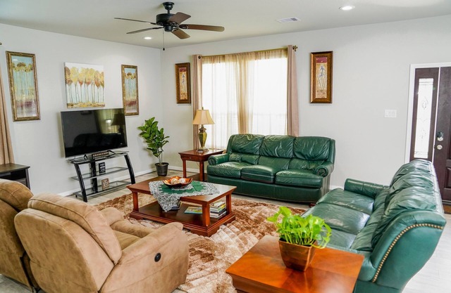 Clean & Cozy new Home, 30 mins to George Bush INTL/ downtown 5 mins to woodlands