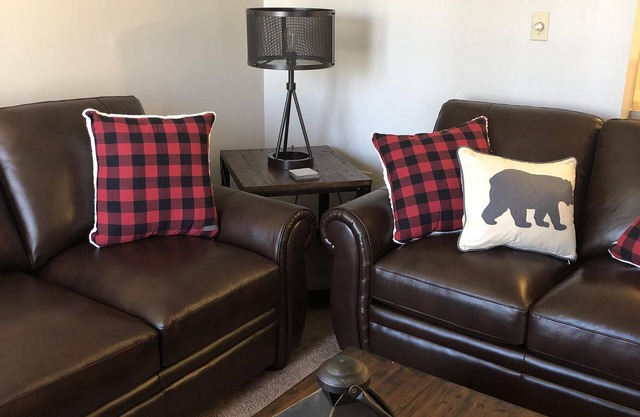 CLEAN & COSY NEU MÖBLIERTES LODGE! 🍁Innen- / Außenpool / Spa / Fluss / .4mi. Ski laufen