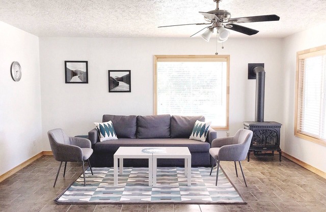 Clean, fully stocked home in Mitchell.