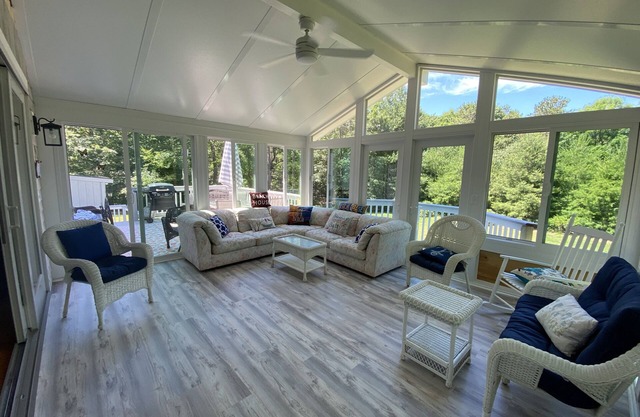 Clean, Hidden gem/ sunlit sunroom. Quiet area yet still near local attractions