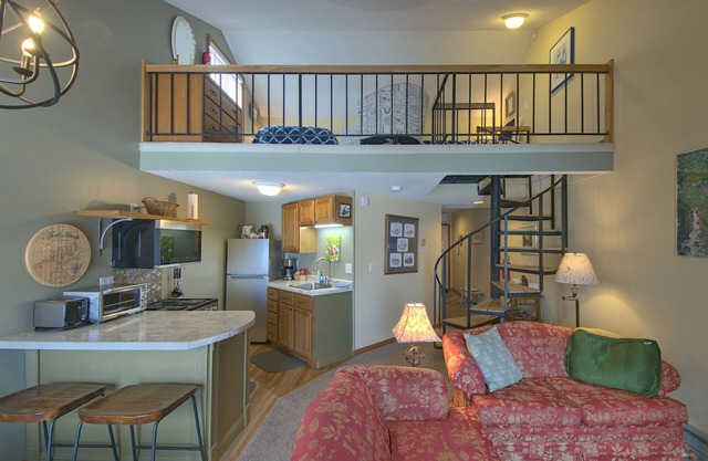 Clean & Modern Beach Front Condo with Lake Views