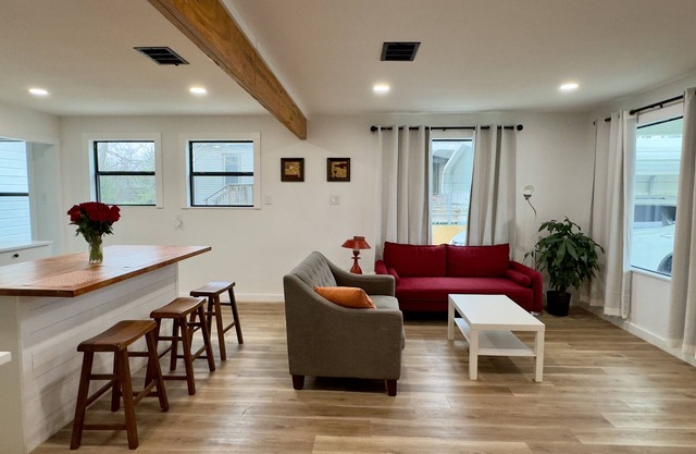 Clean Modern Farmhouse in Taylor, just 5 minutes to the New Samsung Campus.