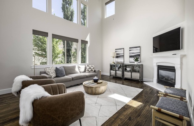 Clean, modern, golf course home w/ incredible mtn views, close to hike/golf/ski.