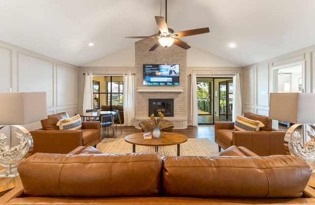 Clean, modern, luxury 4 bed room home on the water with pingpong table/Smart TVs