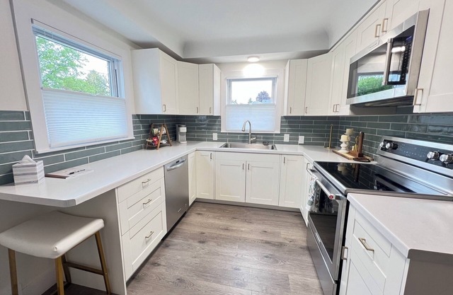 Clean & Newly Remodeled Duplex Cottage in St. Clair, Walk to Golfing & Boating
