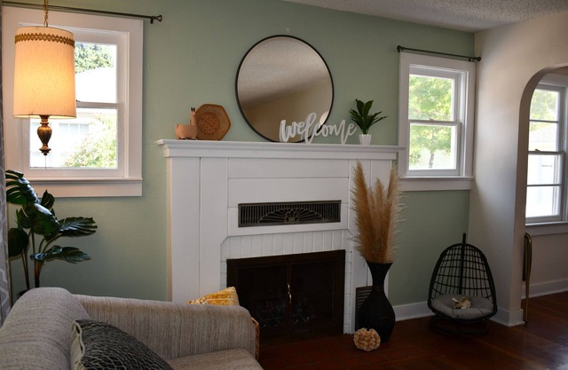 Clean, pet friendly, 2-Bedroom Cottage with large fenced yard.
