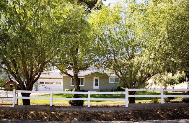 Clean. Private. Beautiful. Incredibly Clean FarmYard Only Minutes from La Grande
