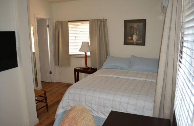 Clean, Private Guestroom and Bath - Near Biltmore
