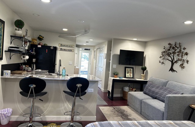 CLEAN & PRIVATE studio w/ kitchenette, free parking, central location, pets ok
