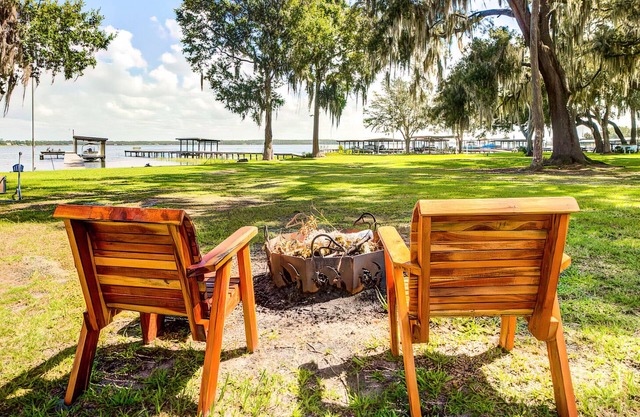 Clean renovated LAKEFRONT home on spring fed Lake Kerr in Ocala National Forest.