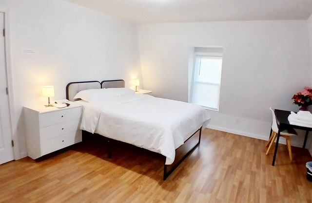 Clean room w/ Queen bed/private bathroom. Free Wifi free parking self check in