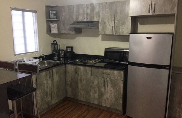 Clean & safe apartment. Near borders & airport!
