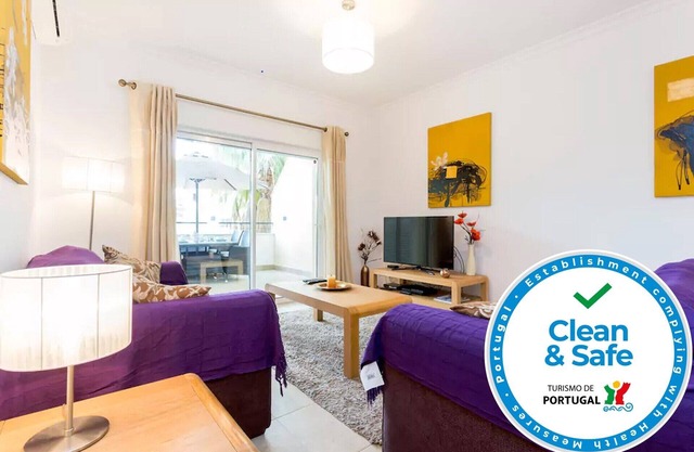 Geräumige Wohnung mit Klimaanlage, Terrassen und Pool in Lagos