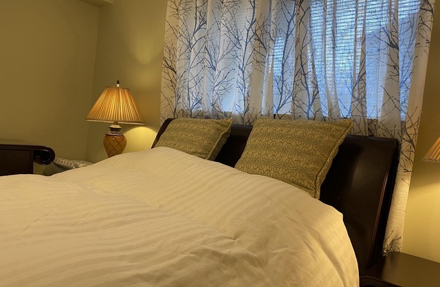 Clean safe private bedroom, comfy bed, keyless entry, no stairs, on bus routes