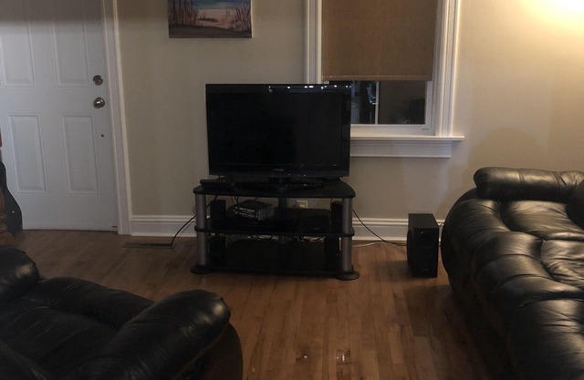 Clean, Spacious House. Minutes away from the Beach.