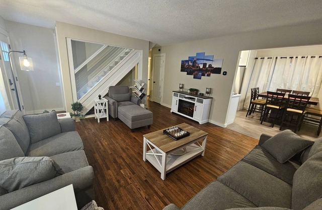 Clean, Comfy & Spacious | 4BR, Game Room, Free Parking, Sleeps 8 - Near MOA, MSP