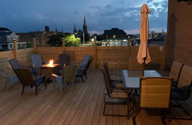 Clean, spacious, tastefully decorated 3 bedroom 2 bathroom Luxury Penthouse Apt