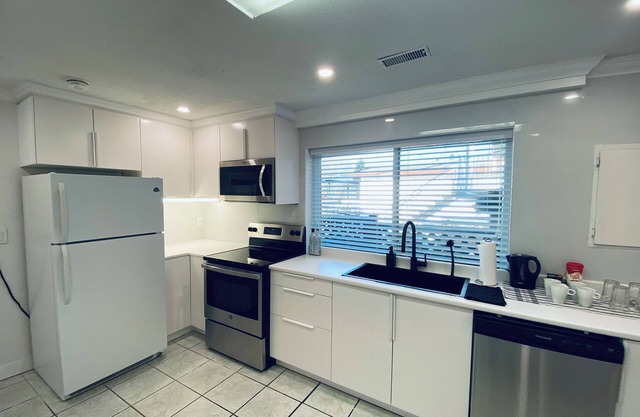 CLEAN & SPACIOUS - TROUT LAKE - NANAIMO SKYTRAIN STATION