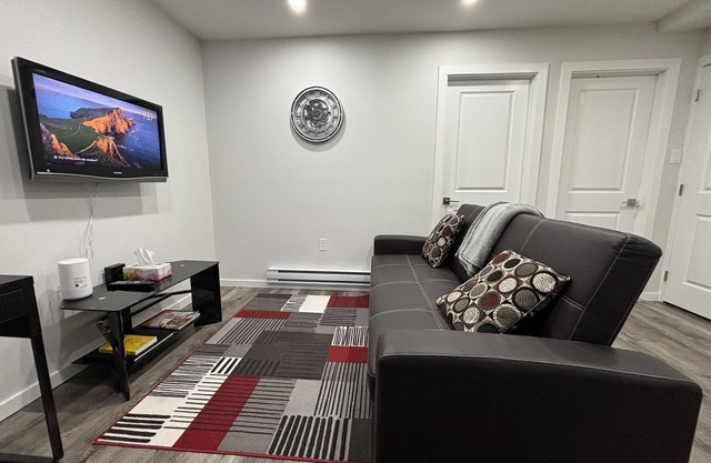 Clean Stylish Cozy Suite with 2 Beds and Fast Wifi - 14mins to YEG