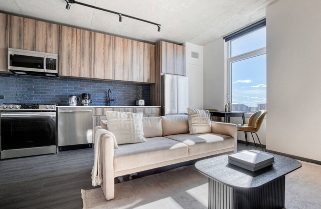 Clean West Loop Studio w/ Rooftop, Gym & Grills, nr Park, by Blueground