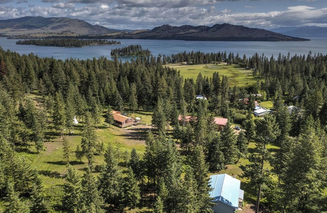 Clear Creek Blue Cabin w/ lake access & 9 acres!