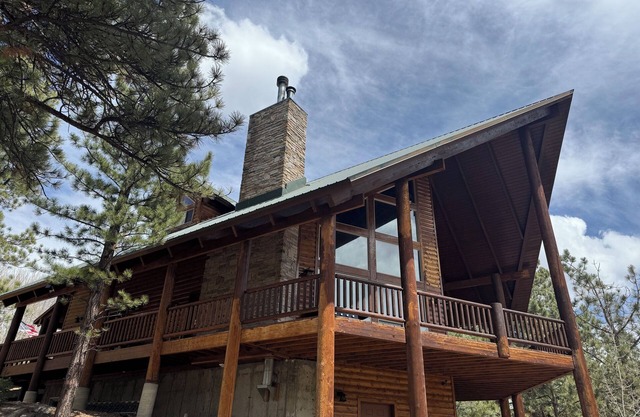 Clear Creek Cabin-Private 4 Acre Creekside Retreat with Beautiful Mountain Views