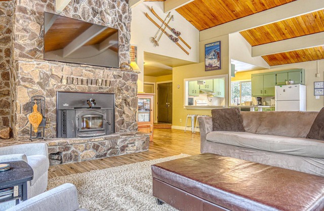 Clear Creek Mt. Hood Retreat with stunning views of Clear Creek