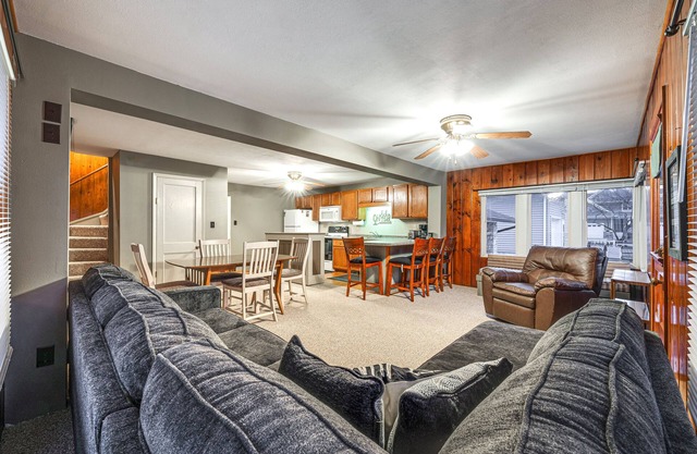 Clear Lake Vacation Rental: Walk to City Beach!