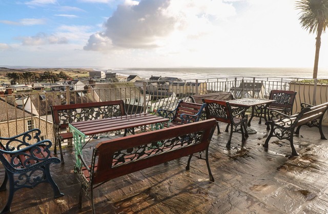 CLEAR VIEW, pet friendly, character holiday cottage in Pendine