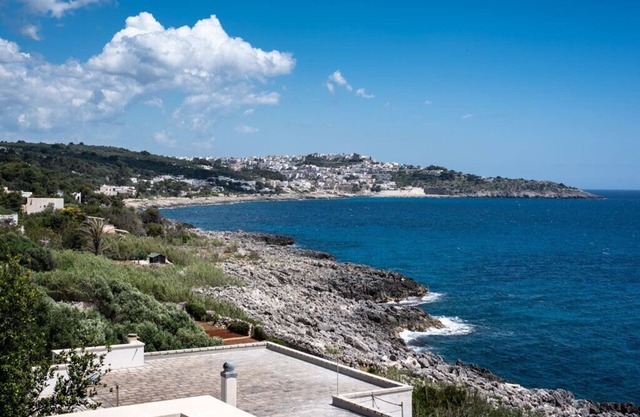 Delicious for couples. Sea under the house.