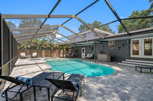 Clearwater 2 story pool home mins from the beach