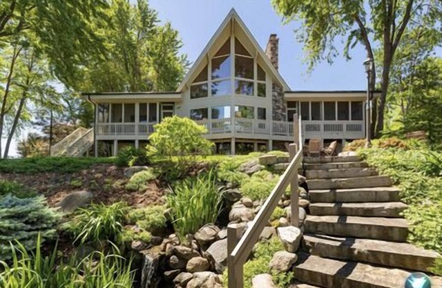 Clearwater Lakehouse: enjoy kayaks, standup boards, water bike and pontoon boat