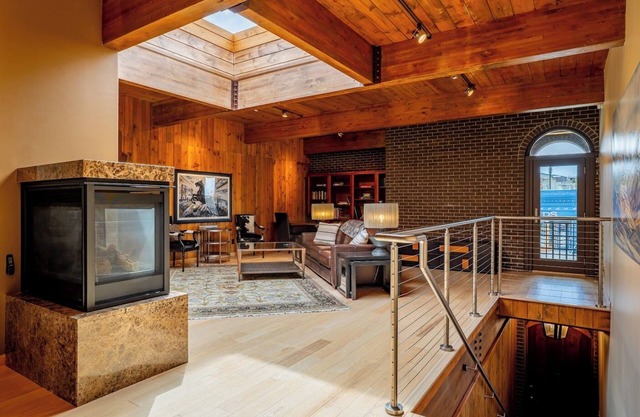 Clearwater Penthouse, luxurious, spacious, downtown Penthouse with gas fireplace and a balcony!