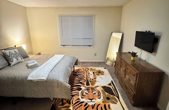 Clemson GAME DAY & Tailgates + Lake Life – 2BR Townhome Stay
