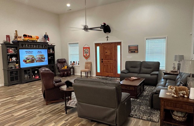 Clemson, super close to stadium. 1300 sqft -1 bdrm, 1 bth apartment.