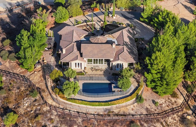 Cleveland Vista by AvantStay | Pool, Hot Tub, Fire Pit + Panoramic Views